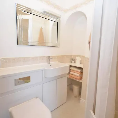 Westfield House - Characterful 7 Bedroom Townhouse *