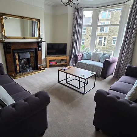Westfield House - Characterful 7 Bedroom Townhouse *